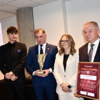 Starostowie Miechowscy odbierają nagrodę - Samorządowy Diament Innowacji