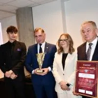 Starostowie Miechowscy odbierają nagrodę - Samorządowy Diament Innowacji