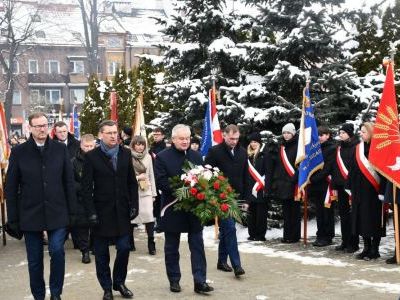 Delegacja Powiatu Miechowskiego i Gminy Miechów składa kwiaty