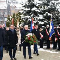 Delegacja Powiatu Miechowskiego i Gminy Miech&oacute;w składa kwiaty
