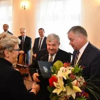 List gratulacyjny i kwiaty od starosty Jacka Kobyłki i Krzysztofa Świerczka, przewodniczącego Rady Powiatu