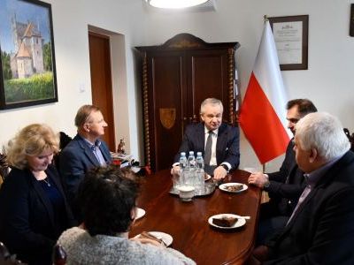 Spotkanie w gabinecie Starosty Miechowskiego pracowników odchodzących na emeryturę