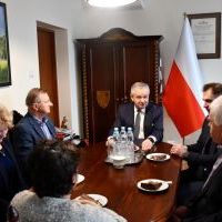 Spotkanie w gabinecie Starosty Miechowskiego pracownik&oacute;w odchodzących na emeryturę