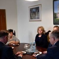 Spotkanie w gabinecie Starosty Miechowskiego pracowników odchodzących na emeryturę