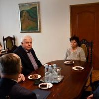 Spotkanie w gabinecie Starosty Miechowskiego pracowników odchodzących na emeryturę