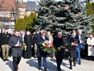 Delegacja Powiatu Miechowskiego składa kwiaty pod Pomnikiem z Orłem
