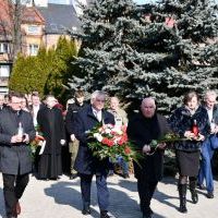 Delegacja Powiatu Miechowskiego składa kwiaty pod Pomnikiem z Orłem