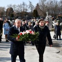 Delegacja Powiatu Miechowskiego składa kwiaty