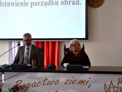 Otwarcie Sesji Rady Powiatu Miechowskiego po lewej Przewodniczący Rady Powiatu Jacek Podsiadło poprawej Wiceprzewodnicząca Rady Powiatu Regina Siudak