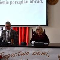 Otwarcie Sesji Rady Powiatu Miechowskiego po lewej Przewodniczący Rady Powiatu Jacek Podsiadło poprawej Wiceprzewodnicząca Rady Powiatu Regina Siudak