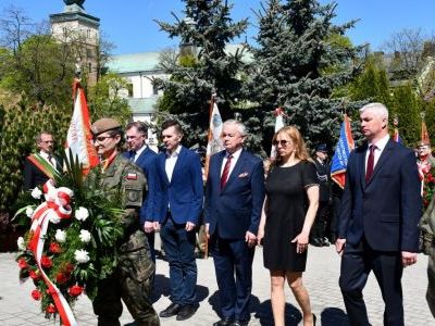 Obchody 235. rocznicy uchwalenia Konstytucji 3 Maja - składanie kwiatów
