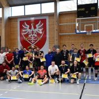 Turniej siatk&oacute;wki mężczyzn o Puchar Starosty Miechowskiego - zdjęcie grupowe