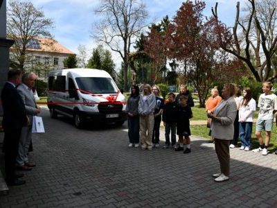 Przekazanie nowego samochodu do Domu Dziecka