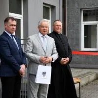 Przekazanie nowego samochodu do Domu Dziecka 
