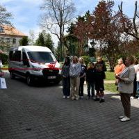 Przekazanie nowego samochodu do Domu Dziecka