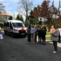 Przekazanie nowego samochodu do Domu Dziecka