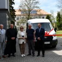 Przekazanie nowego samochodu do Domu Dziecka 