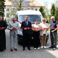 Przekazanie nowego samochodu do Domu Dziecka 