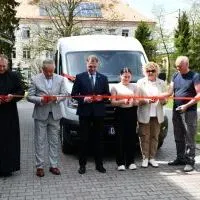 Przekazanie nowego samochodu do Domu Dziecka 