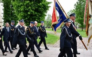 Przemarsz podczas Powiatowych Obchod&oacute;w Dnia Strażaka