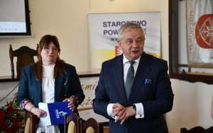 Strarosta Miechowski Krzystof Świerczek i Dyrektor PiMBP w Miechowie Anna Donabidowicz