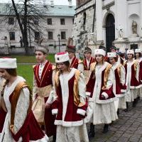 Barwny korow&oacute;d uczni&oacute;w Zespołu Szk&oacute;ł Nr 1 podąża na salę gimnastyczną