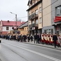 Korow&oacute;d uczni&oacute;w, nauczycieli i gości miechowskiego Ekonomika podąża na salę gimnastyczną