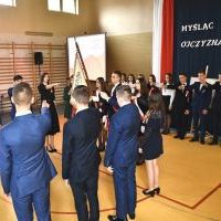 Ślubowanie uczni&oacute;w klas pierwszych miechowskiego Ekonomika