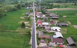 Trwa przebudowa drogi powiatowej w Biskupicach - widok z lotu ptaka