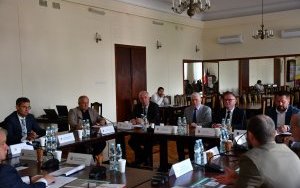 Konwent W&oacute;jt&oacute;w i Burmistrz&oacute;w Powiatu Miechowskiego w sali konferencyjnej Starostwa