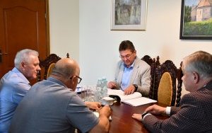 Spotkanie w gabinecie Starosty Miechowskiego w sprawie planowanych inwestycji drogowych