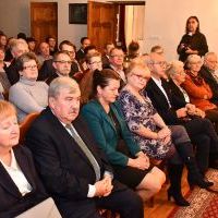 Publiczność zgromadzona w Grzymałowie na czele ze starostą miechowskim Jackiem Kobyłką 