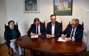 Podpisanie umowy na dofinansowanie na przebudowę drogi powiatowej nr 1186K (4)
