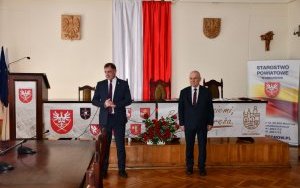 Wicestarosta Jerzy Pułka  oraz Naczelnik Wydziały Oświaty, Kultury i Sportu Leonard Mazur