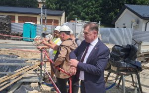 Narada koordynacyjna na placu budowy magazynu OLiOC Wicestarosta Jerzy Pułka
