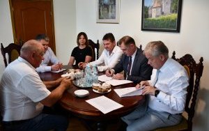 Podpisanie umowy na termomodernizację budynku Zarządu Dr&oacute;g Powiatowych w Miechowie