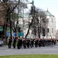 Kolumna marszowa zmierza pod Pomnik z Orłem