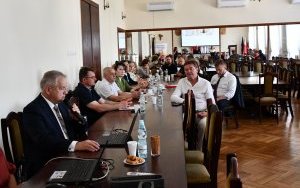 Starosta Miechowski przedstawia Raport o stanie powiatu podczas sesji Rady Powiatu