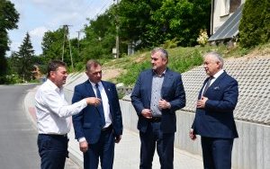 Wiceminister Infrastruktury Stanisław Bukowiec z wizytą w Powiecie - droga w Biskupicach