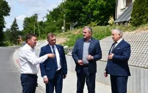 Wiceminister Infrastruktury Stanisław Bukowiec z wizytą w Powiecie - droga w Biskupicach
