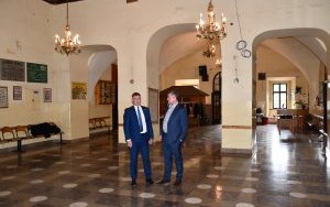 Wiceminister Infrastruktury Stanisław Bukowiec z wizytą w Powiecie - zamek w Książu