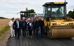 Radni Rady Powiatu Miechowskiego wizytowali inwestycje drogowe