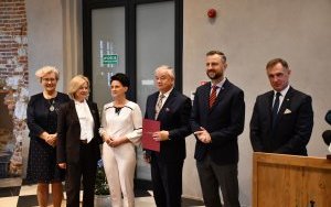 Powiat Miechowski z dofinansowaniem 1,8 mln zł na remont Pałacu Myszkowskich w Książu Wielkim - odbi&oacute;r promesy