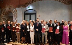Powiat Miechowski z dofinansowaniem 1,8 mln zł na remont Pałacu Myszkowskich w Książu Wielkim - zdjęcie grupowe