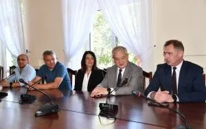 Spotkanie z osobami prowadzącymi winnice w sali konferencyjnej