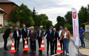 Przebudowana droga powiatowa w Biskupicach - moment otwarcia