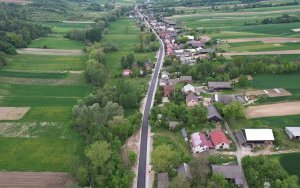 Przebudowana droga powiatowa w Biskupicach - widok z drona
