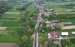 Przebudowana droga powiatowa w Biskupicach - widok z drona