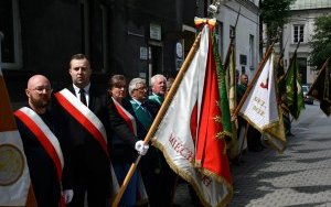 Uczczono pamięć Apoloniusza J&oacute;zefowicza i Stefana Miłkowskiego - poczet sztandarowy Powiatu