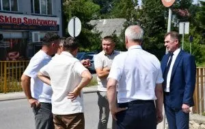 W przekazaniu placu budowy uczestniczyli Wicestarosta Miechowski Jerzy Pułka, W&oacute;jt Gminy Gołcza Lesława Blacha, Kierownik Sekcji Dr&oacute;g i Most&oacute;w Zarządu Dr&oacute;g Powiatowych w Miechowie Marcin Tompolski